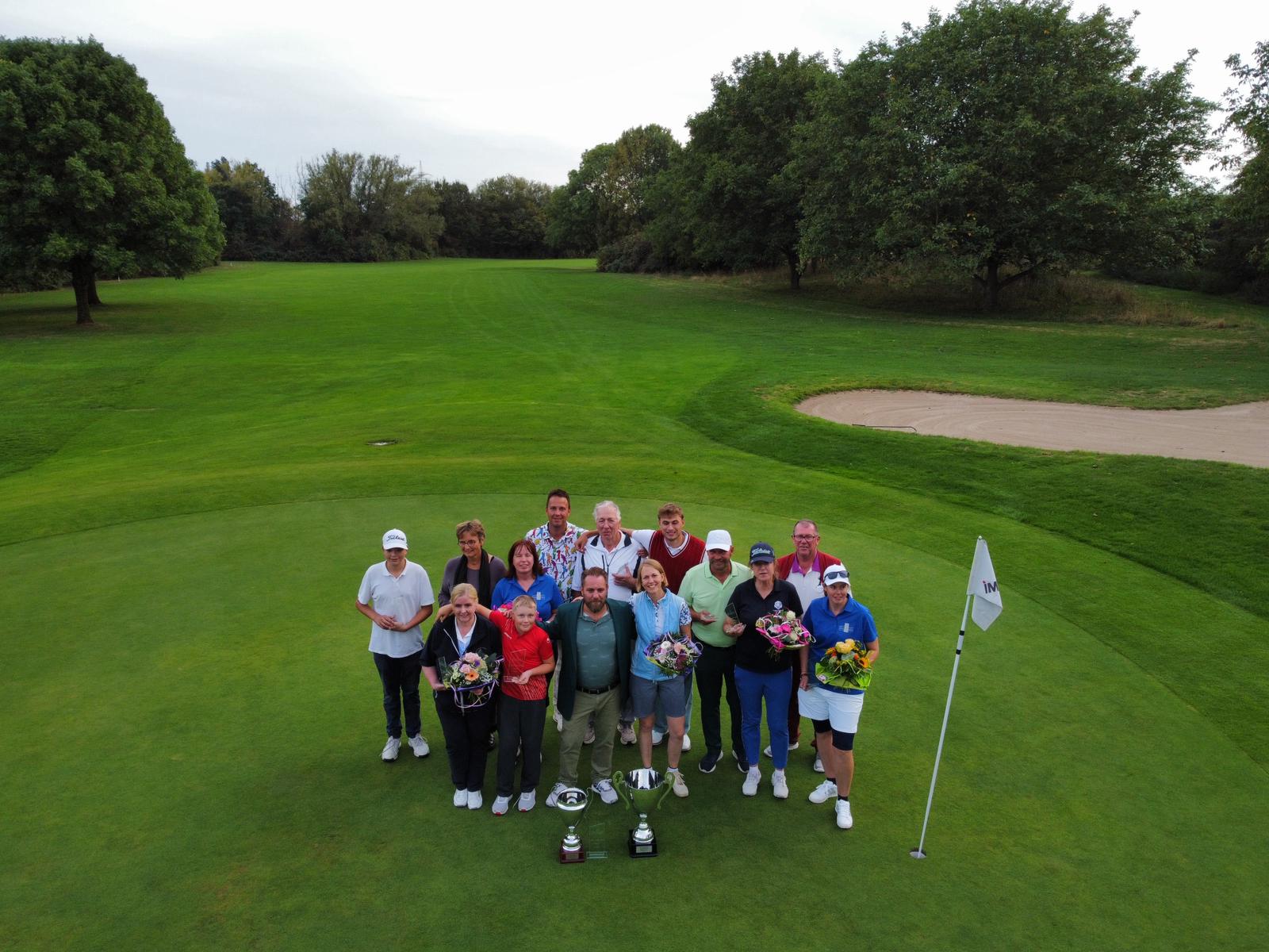 Mühlenhof Golf & Country Club - Gewinnerinnen und Gewinner der Clubmeisterschaften 2026 mit Pokalen